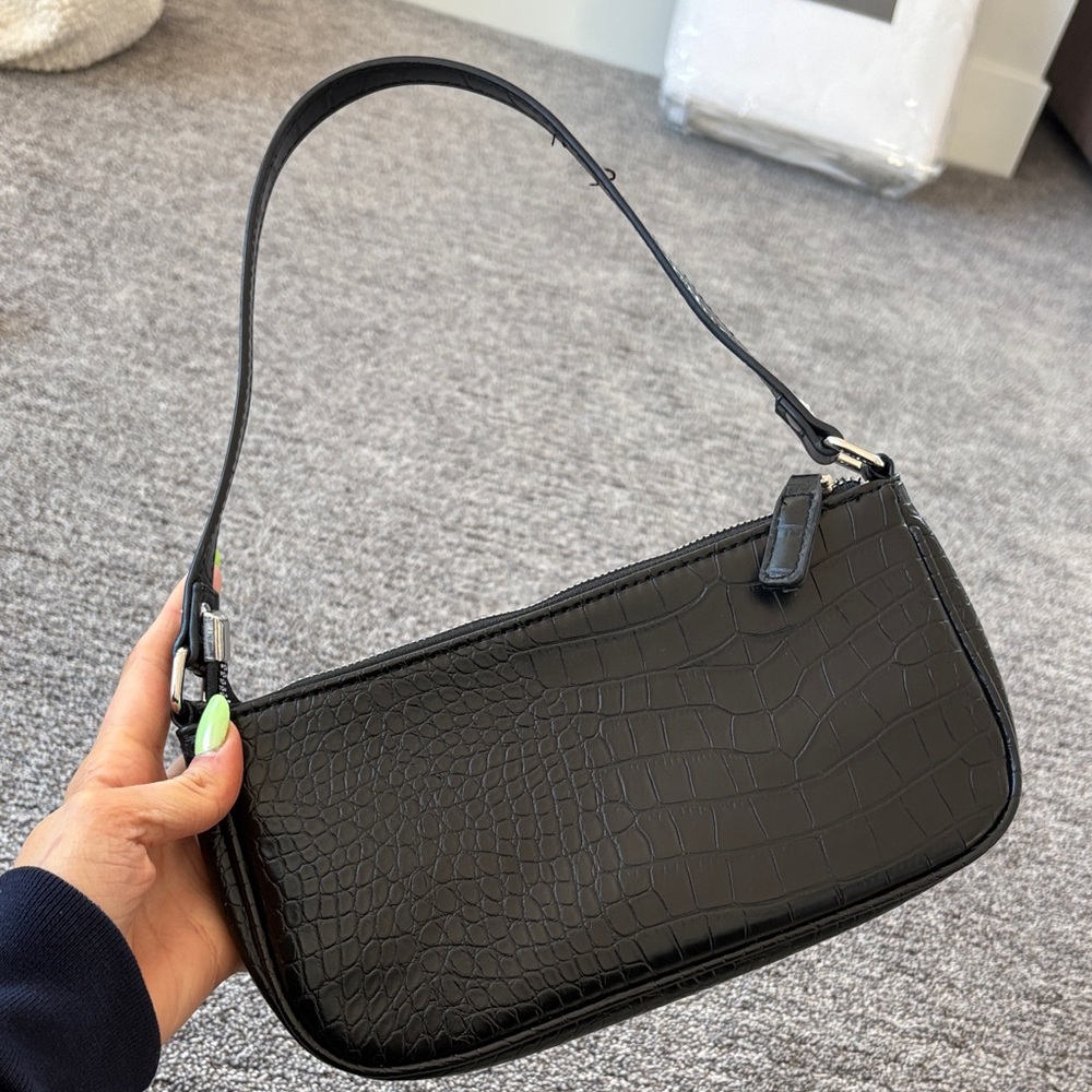 Elegant Black Crocodile-Embossed Shoulder Bag